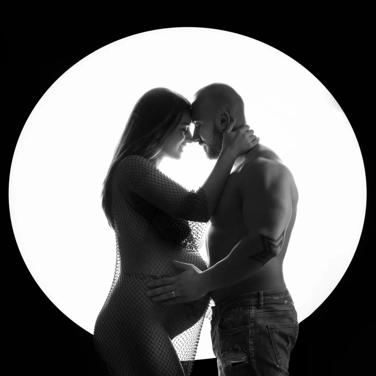 Maternity Photoshoot in North West London 16 Black‑and‑white couple’s silhouette before bright circular backlight.